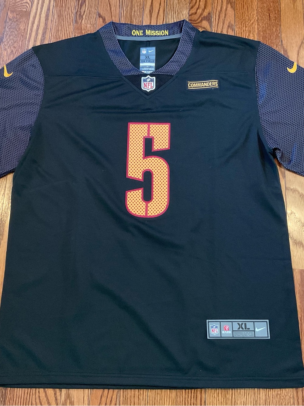 Nike Washington Commanders men’s XL Jayden Daniels black sewn-on jersey NWT